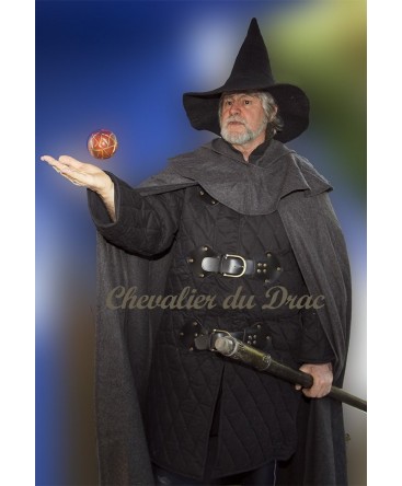 Un magicien avec une boule de feu et une cape en laine noire