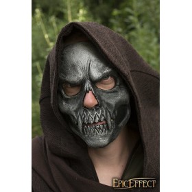 L’effrayant masque crâne gris argent vu de face sous une capuche