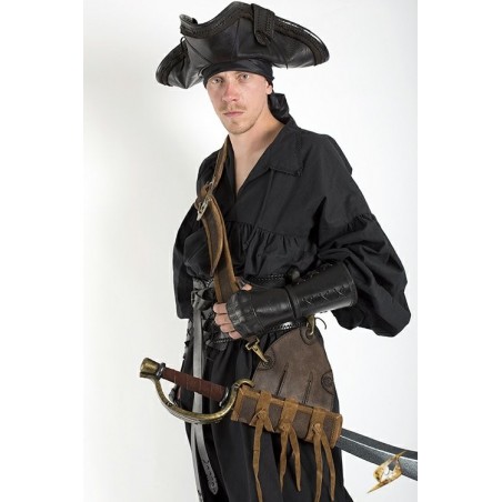 Un costume de pirate simple avec le baudrier avec fourreau en cuir
