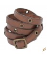 Le bracelet Multi Usage est une longue lanière en cuir garnie d'œillets et d'une boucle antique.
