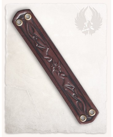 Un bracelet en cuir avec un dragon