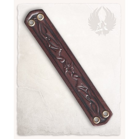 Un bracelet en cuir avec un dragon