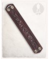 Un bracelet en cuir avec un dragon