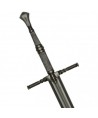 La longue poignée de l'épée Witcher permet une prise à deux mains aisée. Elle semble enrobée de fils d'acier.