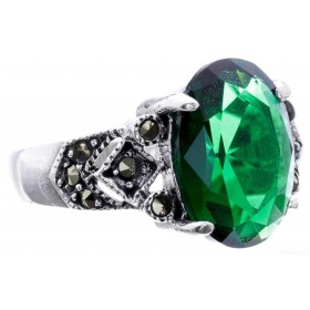 l'anneau médiéval en argent avec œil vert est brillant est brillant, imposant et élégant.