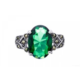 L'anneau médiéval en argent avec œil vert brille de toutes ses facettes