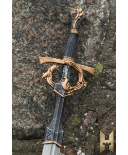 La poignée de cette épée est particulièrement originale avec ses quillons en anneau et son ricasso qui semble recouvert de cuir