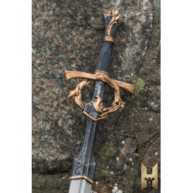 La poignée de cette épée est particulièrement originale avec ses quillons en anneau et son ricasso qui semble recouvert de cuir