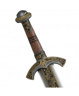 Edda est remarquable par la richesse des ornementations vikings qui couvrent toute l'épée
