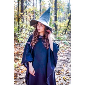 Morgane en robe bleue avec le chapeau sorcière gris