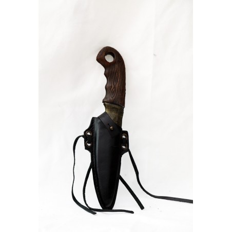 L'étui du couteau de forestier est disponible en cuir brun ou en cuir noir