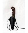 L'étui du couteau de forestier est disponible en cuir brun ou en cuir noir