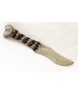 Ce couteau de lancer semble avoir été taillé dans un femur humain. Il conviendra à un barbare ou à un cruel sauvage.