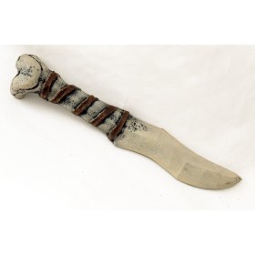 Ce couteau de lancer semble avoir été taillé dans un femur humain. Il conviendra à un barbare ou à un cruel sauvage.