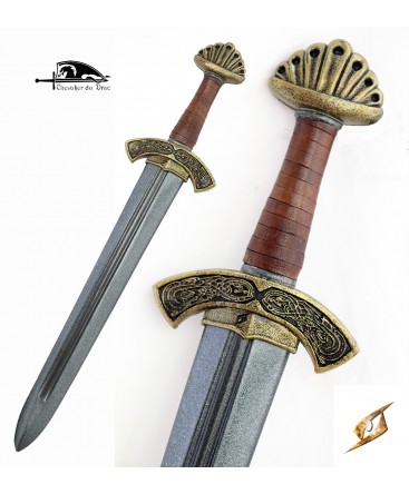 Une belle épée avec la garde ornée de décors viking et un pommeau lobé