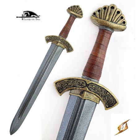 Une belle épée avec la garde ornée de décors viking et un pommeau lobé