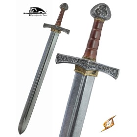 Une épée médiévale typique avec sa garde en croix et son pommeau gravé