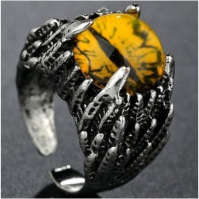 une bague sertie d'un œil de serpent  à mettre au doigt des magiciens