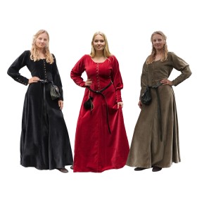 Trois femmes avec des robes en velours médiévales