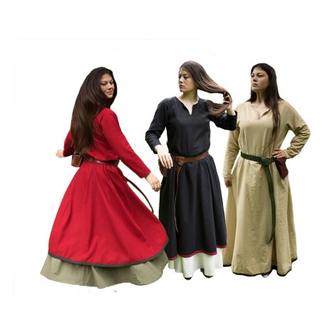 Trois femmes avec des robles simples médiévales de plusieurs couleurs