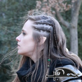 Une femme en costume d'elfe avec de longues oreilles