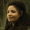Une femme noire porte ces oreilles d'elfe