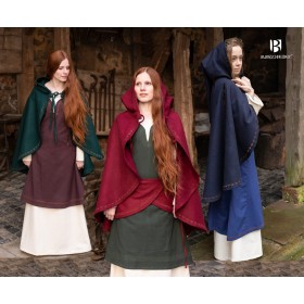Trois femmes avec des capes en laine Affra. Chacune a sa couleur.