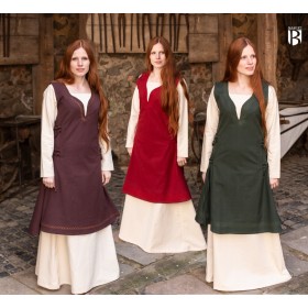 Trois femmes avec des robes médiévales sans manches de type Lannion