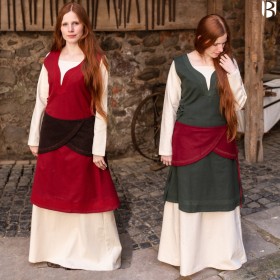 Deux femmes avec une robe médiévale et une ceinture en laine de type Ketra