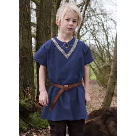 Un jeune viking de 6 ans environ en tunique bleue