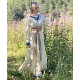Robe Lagertha vue de face avec une ceinture en tissu pour dame avec broderies viking