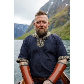 Une tunique noire ornée d'un très beau galon