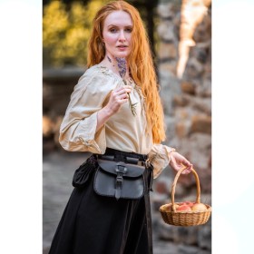 La chemise médiévale pour dame couleur chanvre portée avec une jupe noire : un ensemble séduisant !
