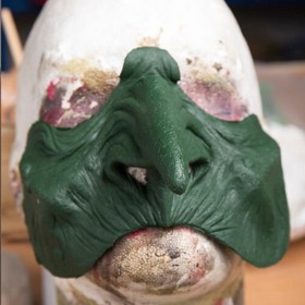 la prothèse du demi-masque vu de face. Les orbites et la bouches sont libres.