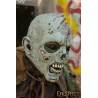 Masque de zombie avec crâne enfoncé laissant paraître la cervelle