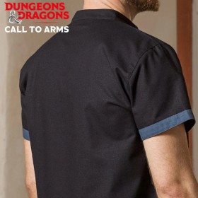 De dos, de face, de profil : la chemise à lacet Donjons & Dragons est bien coupée