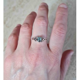 Un anneau, une pierre bleu clair sur votre doigt