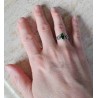 La pierre taillée en marquise donne du cachet à ce bel anneau celtique