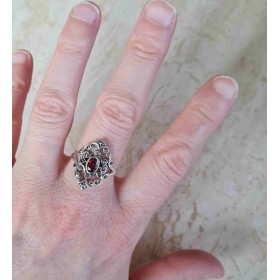A votre doigt, un anneau plein de noblesse inspiré de la joaillerie médiévale