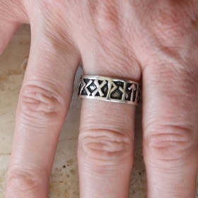 L'anneau runique en argent va au doigt de tous et toutes !
