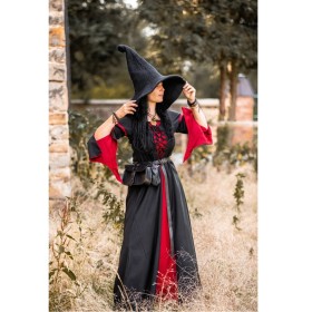 Une magicienne pleine de charisme portant la robe médiévale à manches tompette