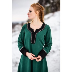 Focus sur les empiècements noir de cette robe viking bicolore