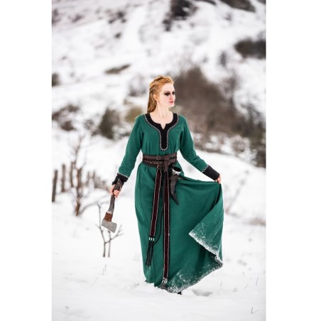 Cette robe viking verte est rehaussée de noir au col et aux poignets