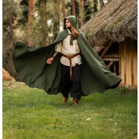 Il y a matière à faire des envolées théâtrales avec cette cape à longue capuche !