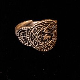 Cette bague est la reproduction détaillée de l'anneau royal de la reine de Mercie