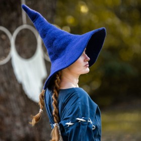 Mélusine porte le chapeau de sorcière bleu