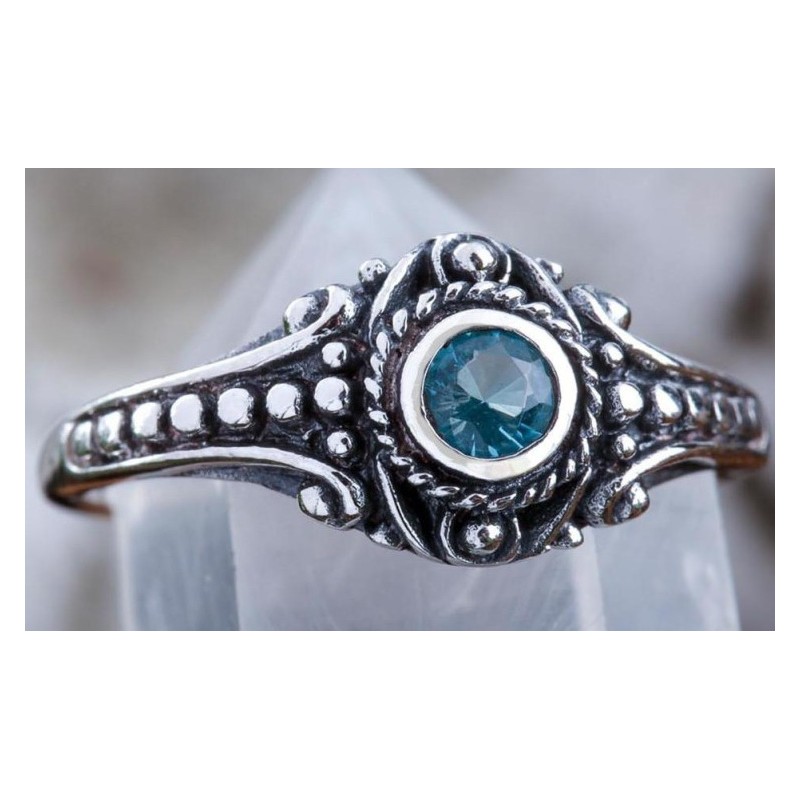 Une belle bague en argent ornée d'une pierre couleur topaze bleu