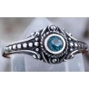 Une belle bague en argent ornée d'une pierre couleur topaze bleu