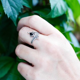 L'argent 925 réticulé et noirci donne à cette bague bohème chic en argent une aura particulière