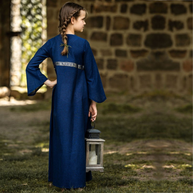 Jeune fille portant une robe Piccola Donna bleue Jeune fille portant une robe Piccola Donna bleue